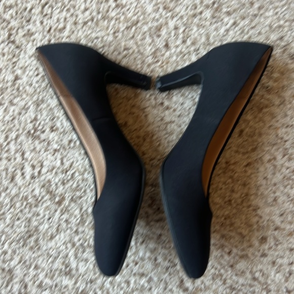 Heels - Picture 2 of 4